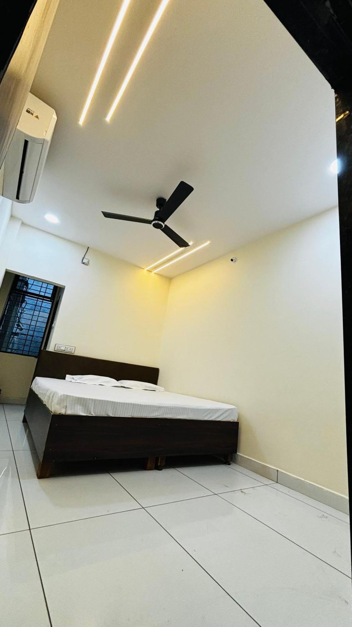 Hotel Shreenidhi Comfort Stay Ujjain Esterno foto