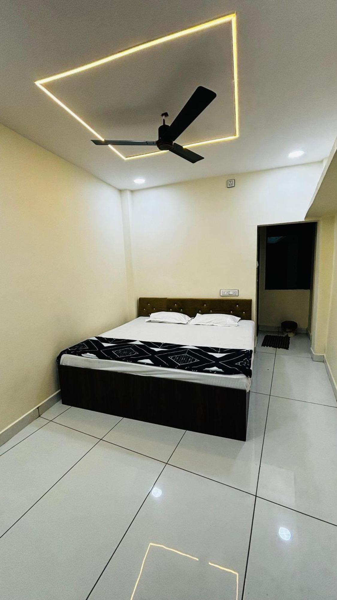 Hotel Shreenidhi Comfort Stay Ujjain Esterno foto