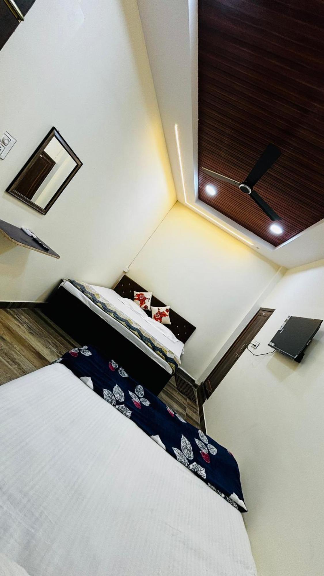 Hotel Shreenidhi Comfort Stay Ujjain Esterno foto