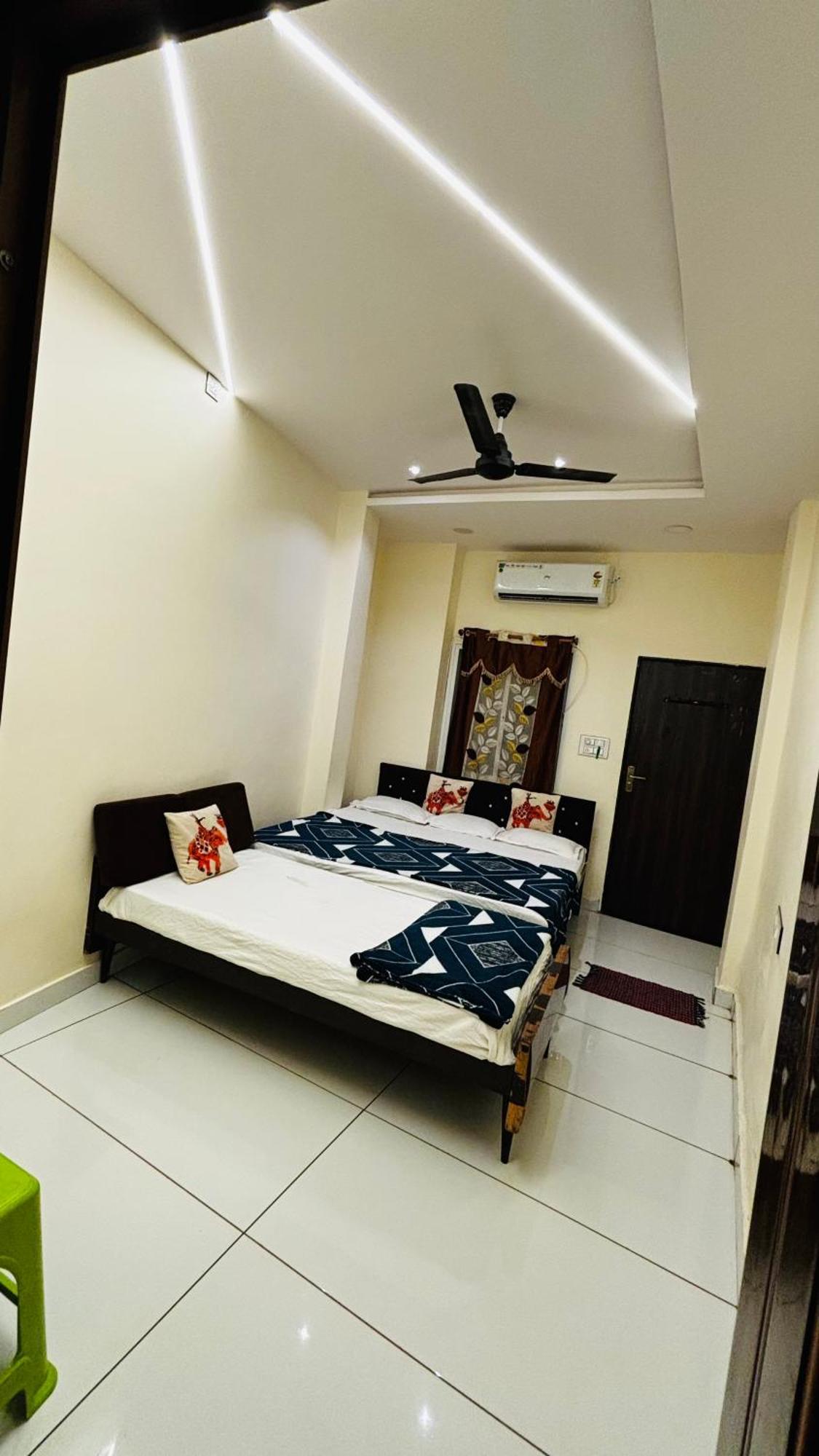 Hotel Shreenidhi Comfort Stay Ujjain Esterno foto